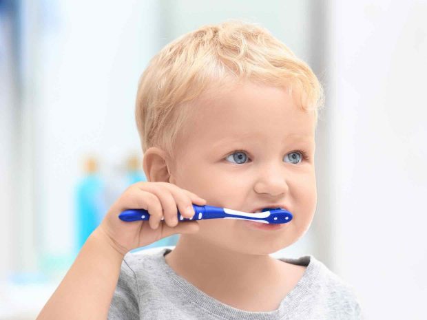 Cómo limpiar los dientes de los niños